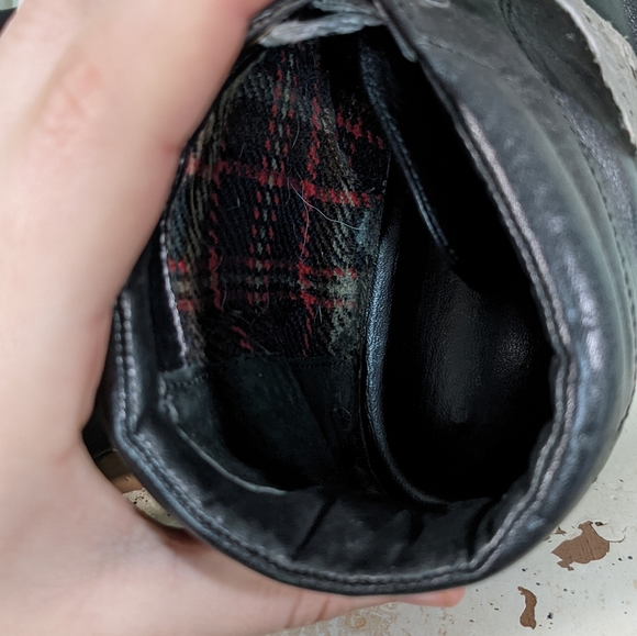 5/$18 Vintage Cameos Booties with Lacey Laces - Picture 11 of 11